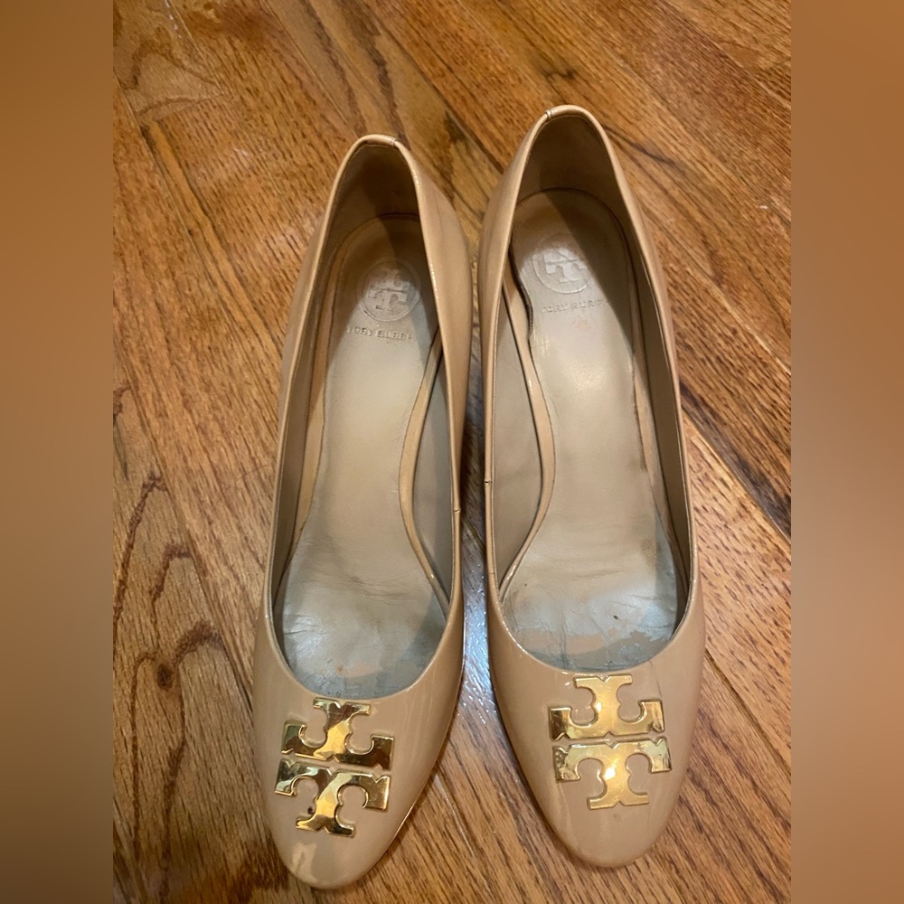 Tory Burch Raleigh Logo Patent leather pump heels